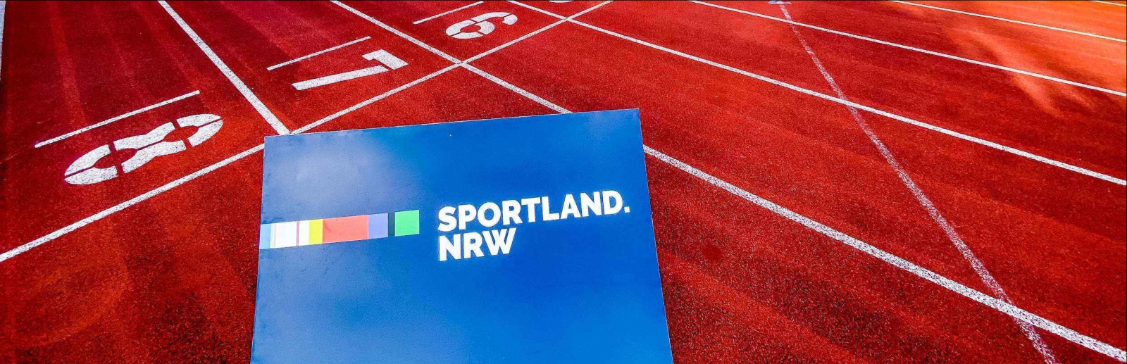 Sportland.NRW Schild auf Tartanbahn