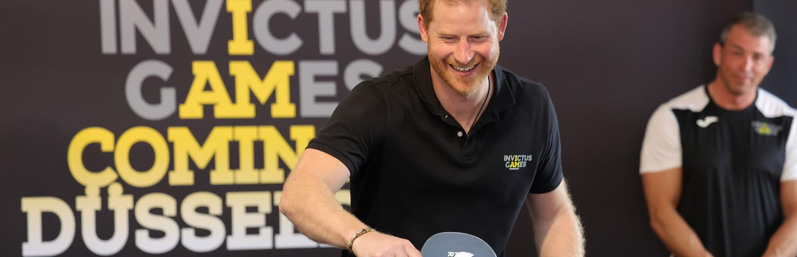 Prinz Harry vor Banner Invictus Games