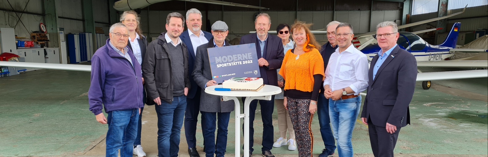 Andrea Milz mit Personen auf einem Flugplatz