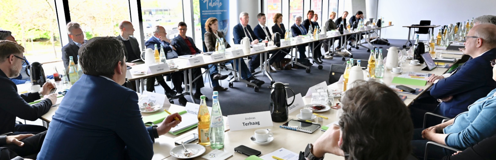 Blick in Konferenzraum mit vielen Teilnehmerinnen und Teilnehmern