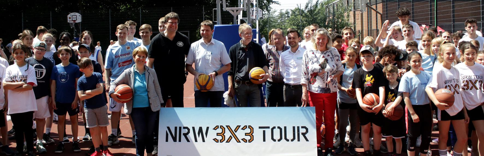 Menschen unter Basketballkorb im Freien