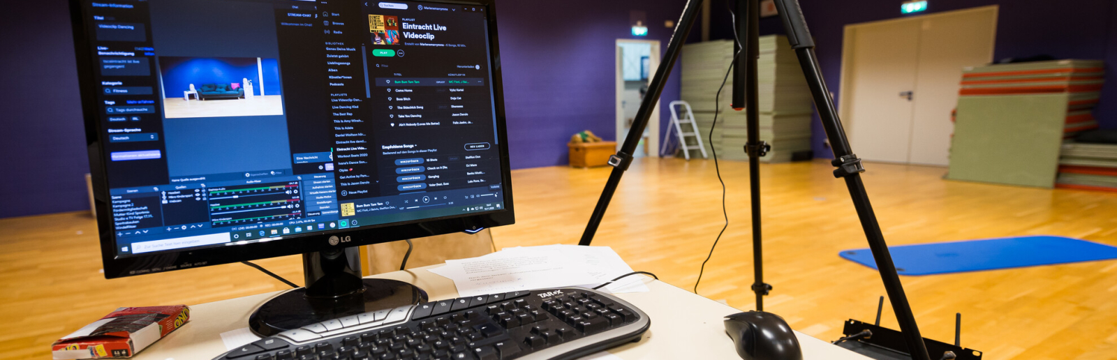 Computer und Equipment in Turnhalle