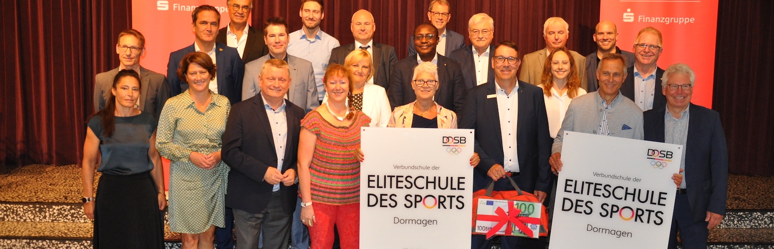 Mehrere Personen bei Feierlichkeit zur Ernennung Eliteschule des Sports