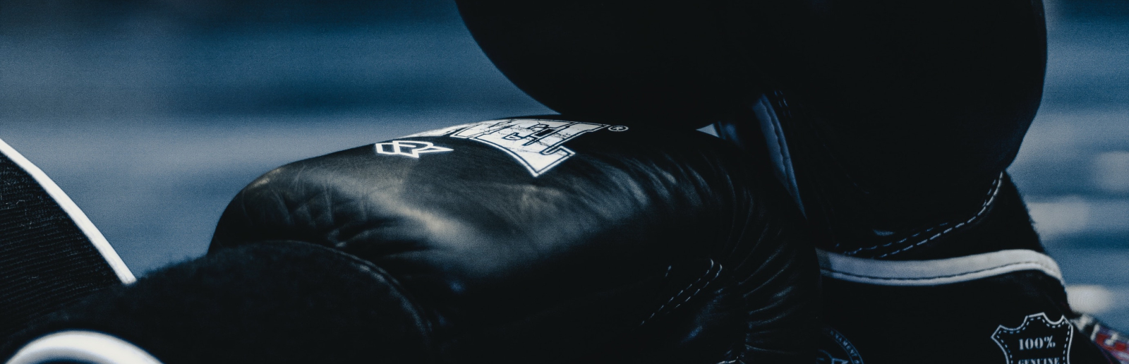 Boxhandschuhe auf dem Boden