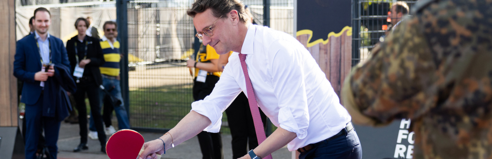 Ministerpräsident Hendrik Wüst spielt Tischtennis