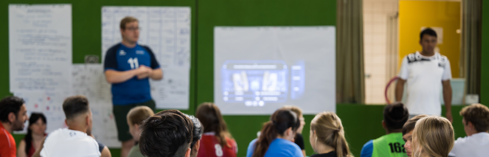 Schülerinnen und Schüler in Turnhalle