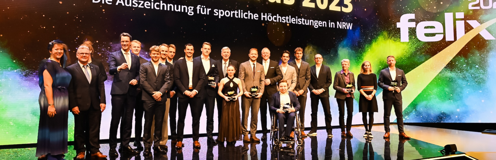 Gruppenbild auf Bühne mit allen Gewinnerinnen