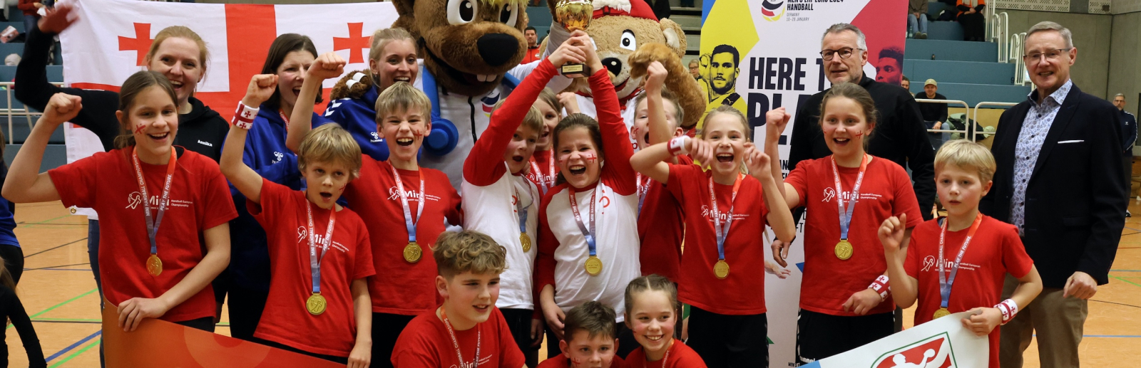 Kinder bei der Mini-WM halten die Sieger-Schale