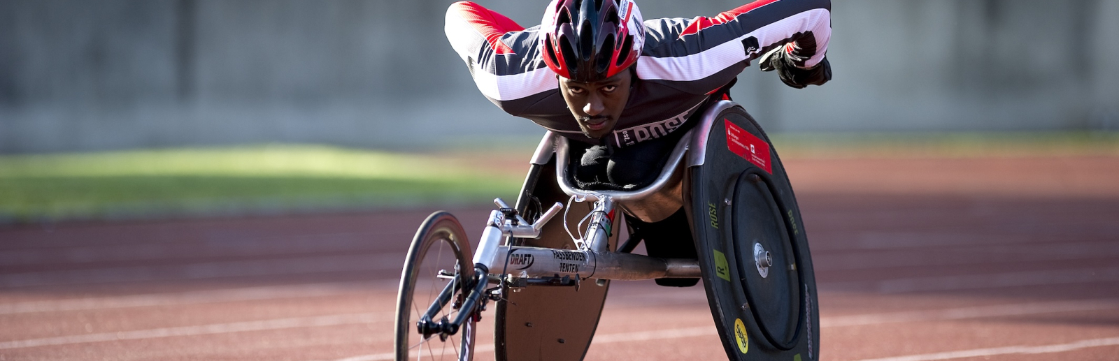 Para Leichtathlet mit Rennrollstuhl