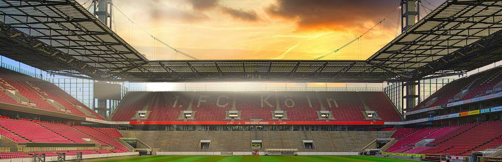 Das RheinEnergiestadion in Köln am Abend
