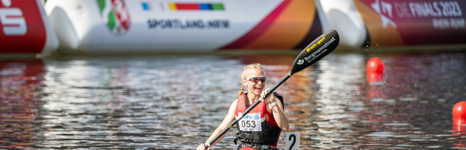 Kanutin bei den Finals auf dem Wasser 