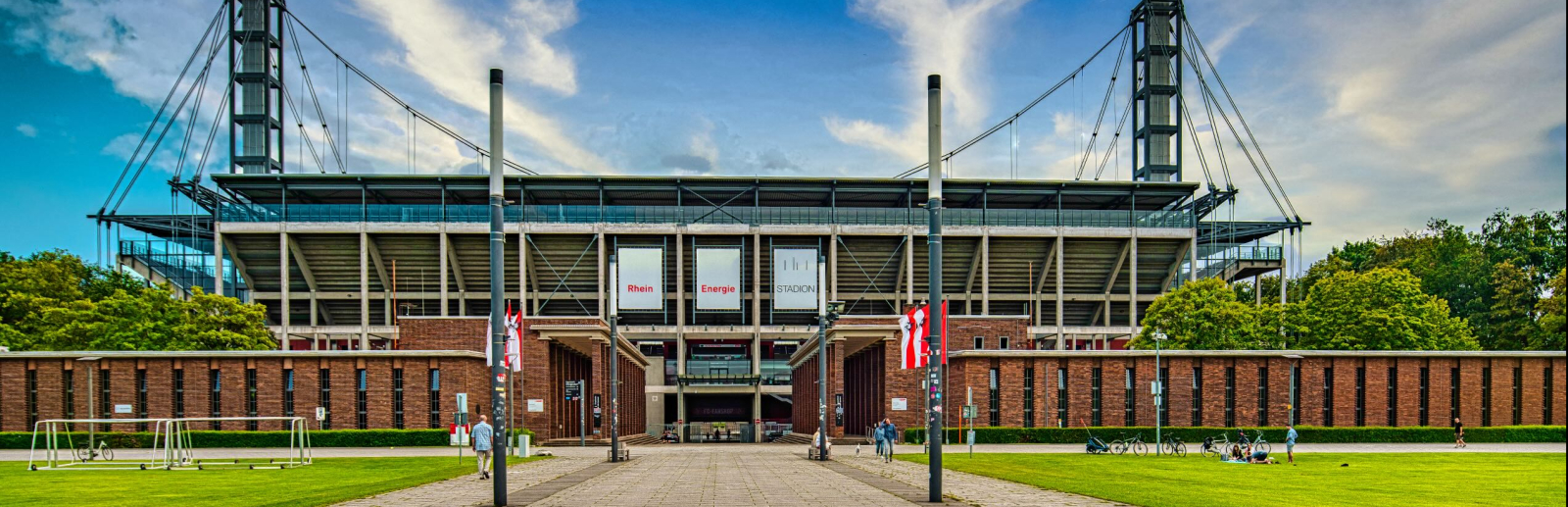 Rheinergiestadion von außen mit Wiesen im Vordergrund