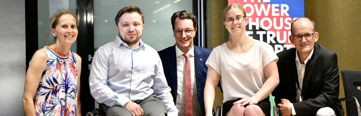 Henrik Wüst mit 4 anderen Personen bei der Übergabe