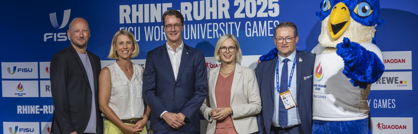 Hendrik Wüst bei Eröffnungs-PK mit weiteren Personen