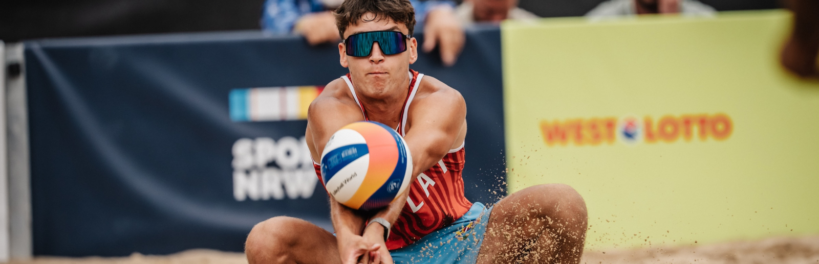 Beachvolleyball-Spieler in Aktion