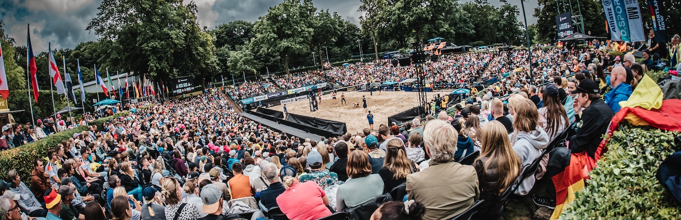 Blick auf den Beachvolleyball-Court im Rochusclub Düsseldorf