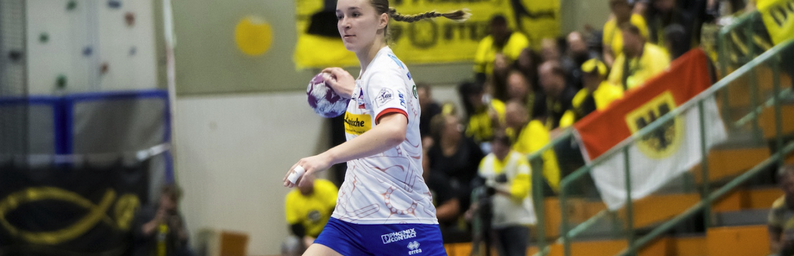 Handballspielerin Nieke Kühne in der Halle in Aktion