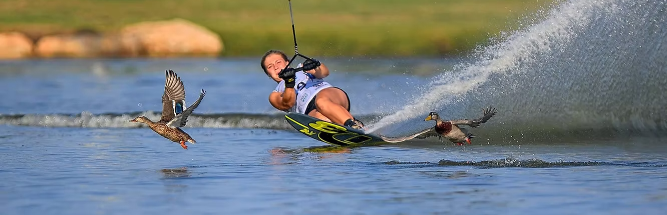 Wasserski-Athletin in Aktion