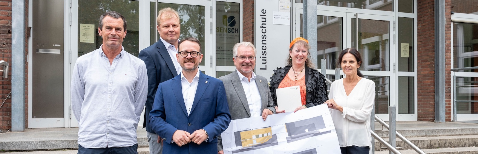 Gruppenfoto bei Besuch von Staatssekretärin Andrea Milz in Luisenschule