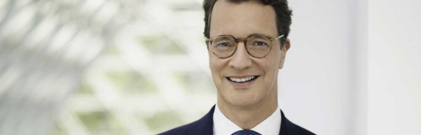 Portraitfoto von Hendrik Wüst vor hellem Hintergrund