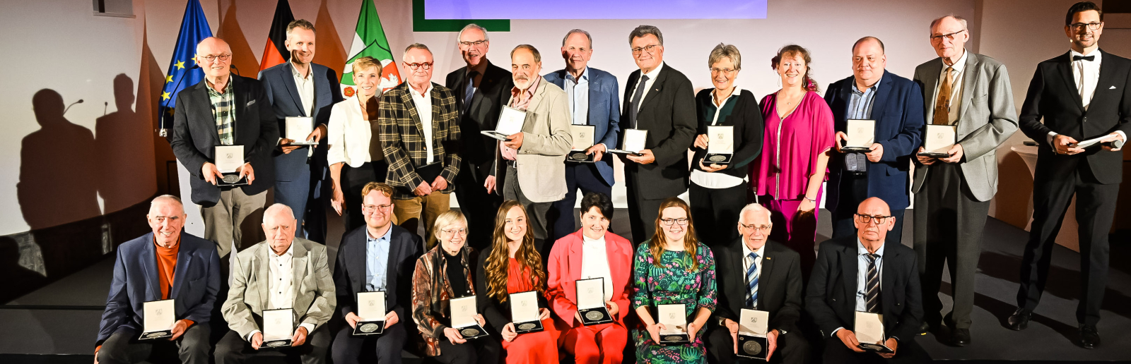 Gruppe von Menschen auf einer Bühne bei der Verleihung der Sportplakette