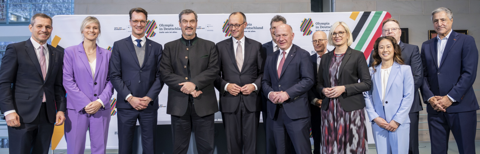 Hendrik Wüst, Friedrich Merz und weitere Politiker und Politikerinnen in einer Reihe im Bundeskanzleramt