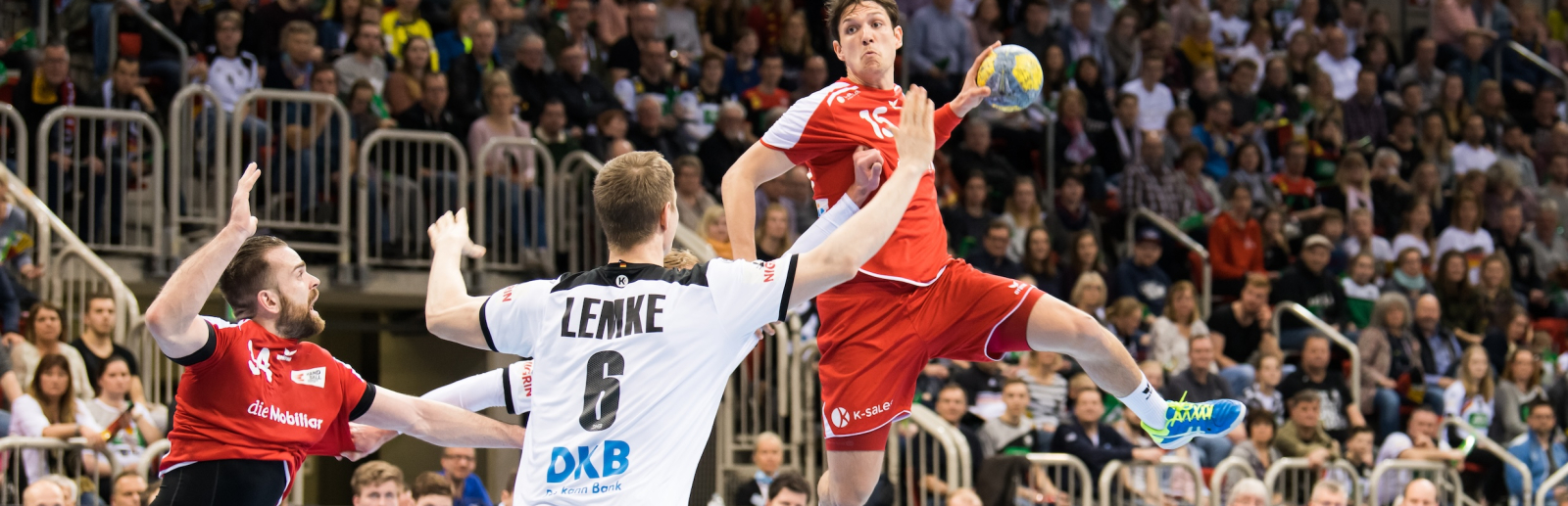 Handballspieler in Aktion beim Torwurf