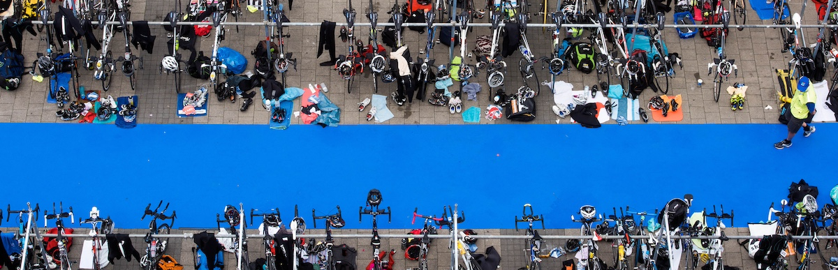Blick von oben auf Wechselbereich beim Duathlon-Wettbewerb