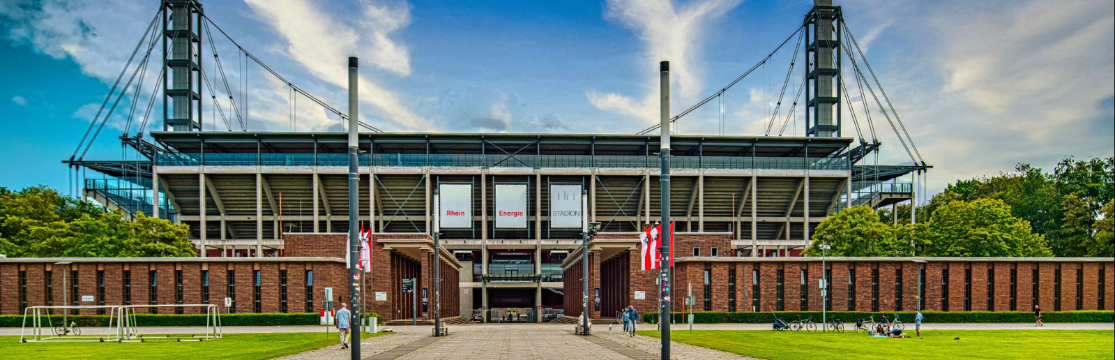 Außenansicht des Rheinenergiestadions vor blauem Himmel 