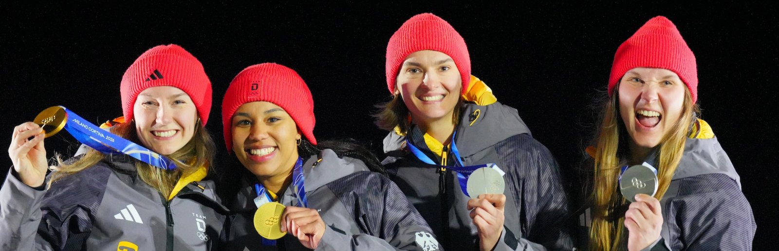 Bobpilotinnen Nolte, Levi, Schuten und Buckwitz bei der Siegerehrung