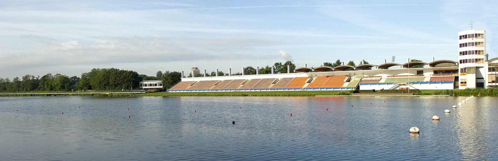 Blick auf den Zielbereich der Regattabahn in Duisburg-Wedau