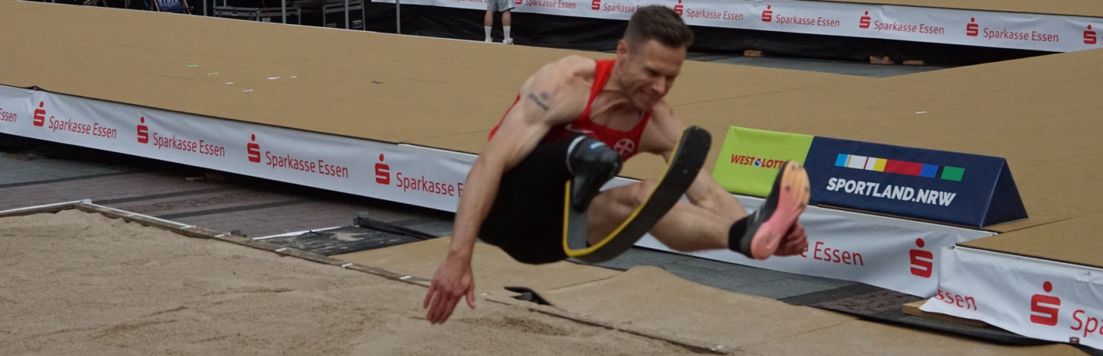 Markus Rehm beim Sprung in die Grupe