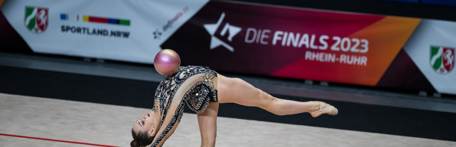 Rhythmische Sportgymnastik-Athletin in Aktion