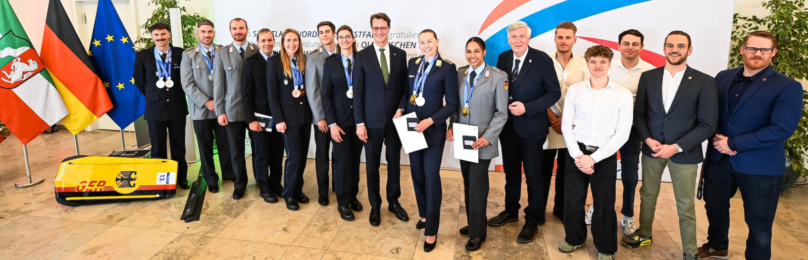 Gruppenbild mit olympischen und paralympischen Sportlerinnen und Sportlern bei der Prämienvergabe
