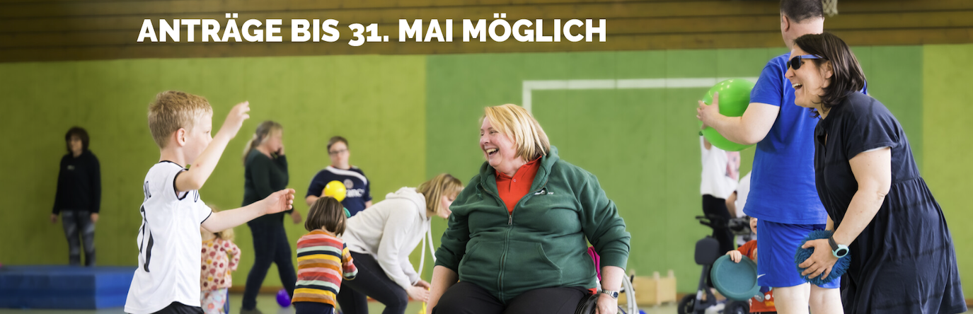 Ältere Dame im Rollstuhl mit Schriftzug "Anträge bis 31. Mai möglich"