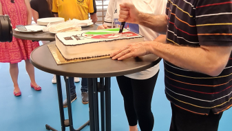Andrea Milz übergibt Torte 