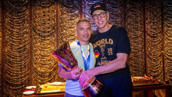 Zwei Personen mit WM-Pokal in den Händen