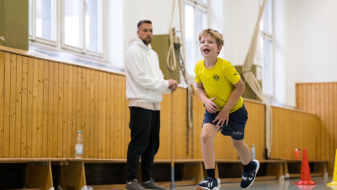 Ein Kind und Trainer beim Training