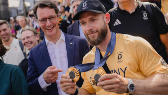 „Team D“ kehrt zurück nach Deutschland –  Ministerpräsident Wüst nimmt deutsche  Athletinnen und Athleten in Köln in Empfang
