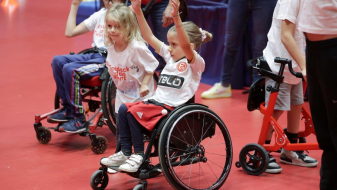 Kinder im Rollstuhl beim Sport