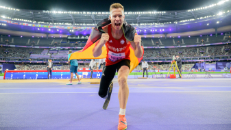 Markus Rehm feiert seine Goldmedaille