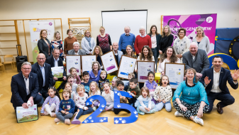 Andrea Milz mit Kindern und Erwachsenen in einem Kindergarten