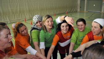Gruppenbild mit Frauen in einer Sporthalle
