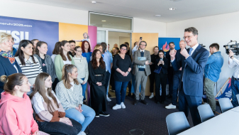 Ministerpräsident Hendrik Wüst besucht die Geschäftsstelle der Rhein-Ruhr 2025 FISU Games gGmbH in Düsseldorf