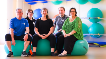 Andrea Milz und LSB-Präsidiumsmitglieder auf grünen Bällen bei Trainingseinheit