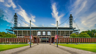 Rheinergiestadion von außen mit Wiesen im Vordergrund