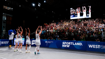 Team der 3x3 Basketballerinnen bedanken sich beim Publikum