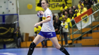 Handballspielerin Nieke Kühne in der Halle in Aktion