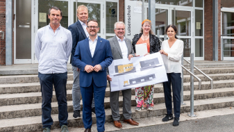 Gruppenfoto bei Besuch von Staatssekretärin Andrea Milz in Luisenschule