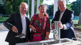 Staatssekretärin Andrea Milz mit FVN-Präsident Peter Frymuth (r.) und FVN-Schatzmeister Manfred Abrahams (l.) bei der Grundsteinlegung in Duisburg.